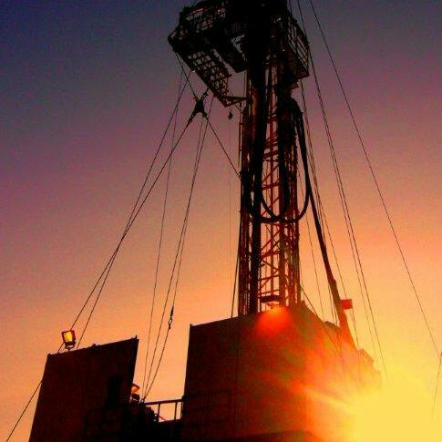 Das Maschinenteam arbeitet an einer großen Maschine